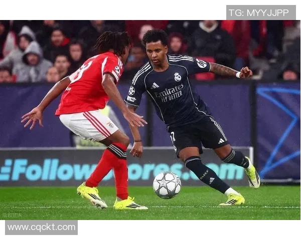 球员比赛中被红牌罚下，镜头捕捉愤怒瞬间